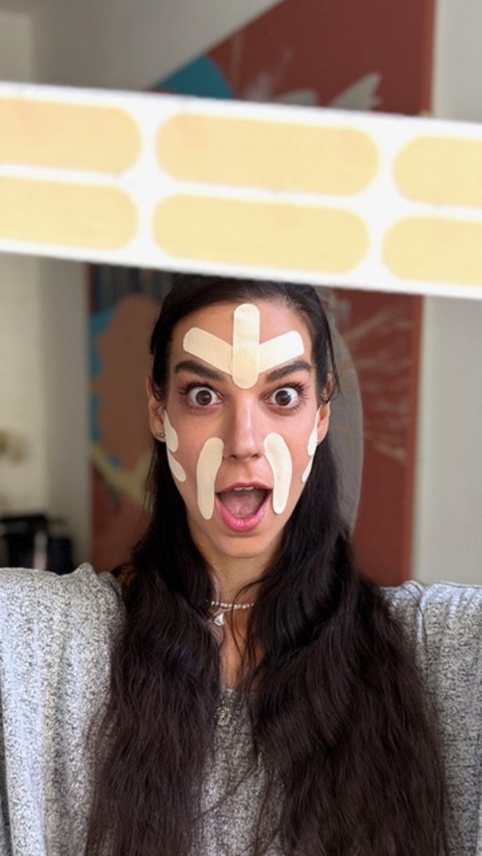 Herečka Marta Dřímal Ondráčková, známá z divadla i z televize, se poslední roky našla ve face józe. Pod hashtagem #udrzksicht pořádá kurzy a konzultace zaměřené na face jógu a tejpování. 
