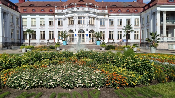 Alžbětiny lázně (Lázně V) patří k původně šesti veřejným provozům v Karlových Varech. Svůj název mají podle císařovny Alžběty Bavorské alias Sissi.  
