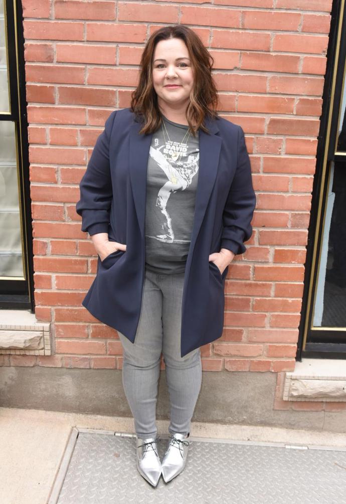 Melissa McCarthy umí své křivky nosit i ve zdánlivě obyčejném outfitu na volný čas. Přiléhavé džíny doplnila delším oversized sakem, které si dobře rozumí s monochromatickými kousky. Opět nezapomněla ani na výrazné boty, které dělají outfit jedinečným. 
