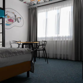 Tyto apartmány navrhl architekt a umělec Chemis, známý svým hravým přístupem a výzdobou.
