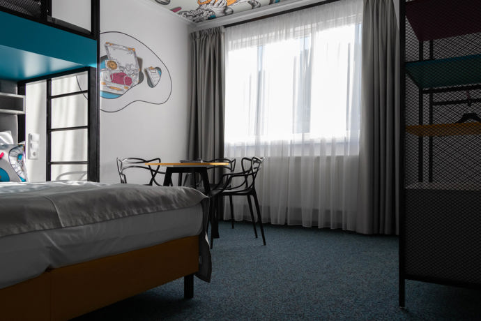 Tyto apartmány navrhl architekt a umělec Chemis, známý svým hravým přístupem a výzdobou.
