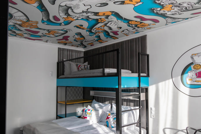 Protože jsme cestovali s dětmi, vybrali jsme si Family Apartments, které jsou umístěné v budově hned vedle hlavní, má výtah, hernu, prádelnu, pračku i místo pro kočárky.
