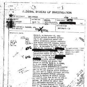 Federální úřad pro vyšetřování (FBI) měl Jacka Parsonse ve svém hledáčku. FBI si na něj vedlo záznamy týkající se obvinění ze špionáže.
