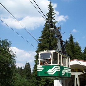 Takto vypadala kabina, která na Ještědu jezdila dřív. Tady vyjížděla z dolní stanice. 
