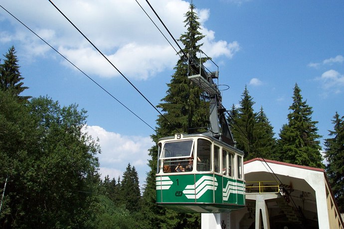 Takto vypadala kabina, která na Ještědu jezdila dřív. Tady vyjížděla z dolní stanice.
Takto vypadala kabina, která na Ještědu jezdila dřív. Tady vyjížděla z dolní stanice.