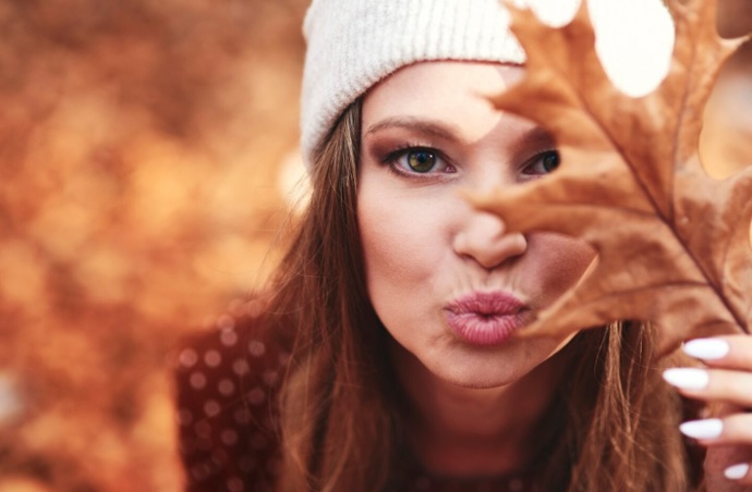 Podzim je tu v plné síle. Jak pečovat o rty, aby zůstaly hebké, svěží a krásné? Nezapomeňte si do kabelky přibalit pomádu na rty. 
