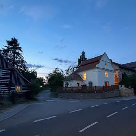 Přenocujte na nečekaném místě, v barokní kapli, která se proměnila v citlivě zrekonstruované ubytování. 
