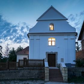 Barokní kaple ve Vrchovanech se z původního duchovního prostoru transformovala v unikátní ubytování. 
