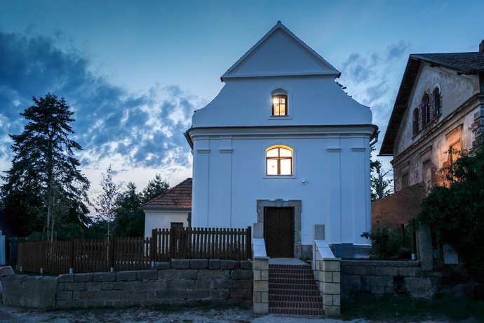 Barokní kaple ve Vrchovanech se z původního duchovního prostoru transformovala v unikátní ubytování. 
