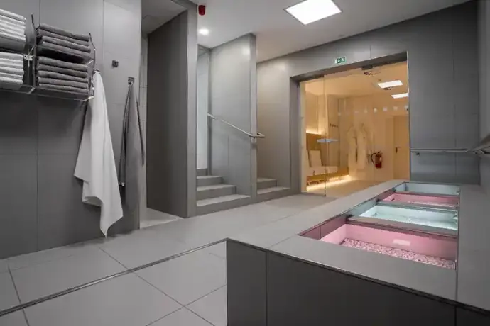 Mimo bazénu a saun si můžete užít také Kneippův chodník. Tady se střídala vždy teplá a studená voda. Na dně jsou oblázky pro masáž nohou. 
