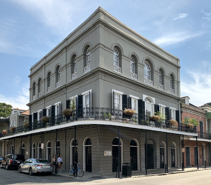 Bývalé sídlo rodiny LaLaurie ve francouzské čtvrti ve městě New Orleans, stát Louisiana. Vyfotografováno v září 2022
Bývalé sídlo rodiny LaLaurie ve francouzské čtvrti ve městě New Orleans, stát Louisiana. Vyfotografováno v září 2022
