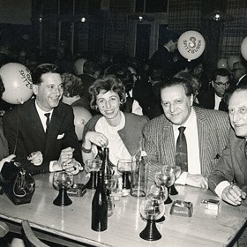 Hugo Haas s přáteli na večírku
