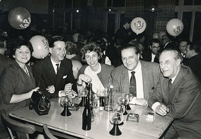 Hugo Haas s přáteli na večírku
