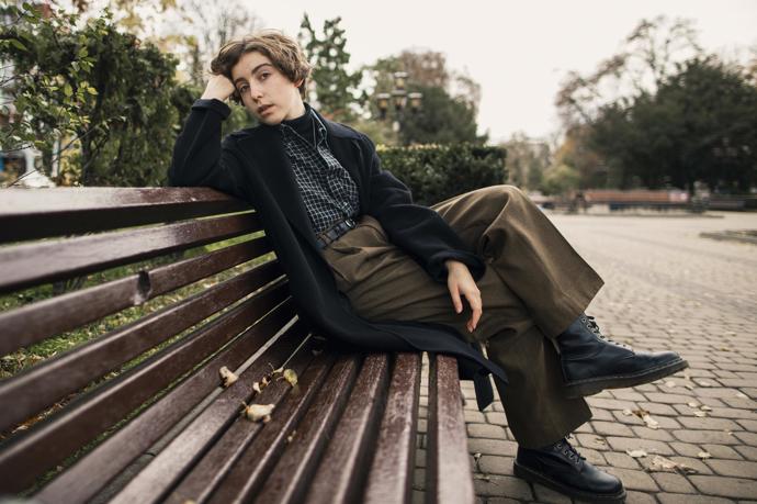 Kvalitní vlněné kalhoty s puky jsou elegantní a nadčasové. Ladit je můžete do britského stylu. 
