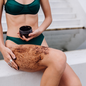 Čokoládový peeling s kávou má omlazující účinky. Zbaví vás odumřelých buněk pokožky a dodá jí zdravý a svěží vzhled. Použít jej můžete na celé tělo. 
