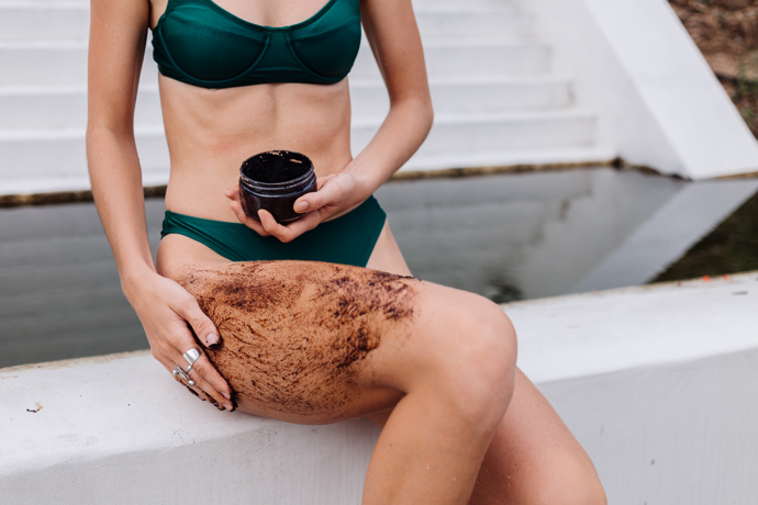 Čokoládový peeling s kávou má omlazující účinky. Zbaví vás odumřelých buněk pokožky a dodá jí zdravý a svěží vzhled. Použít jej můžete na celé tělo. 
