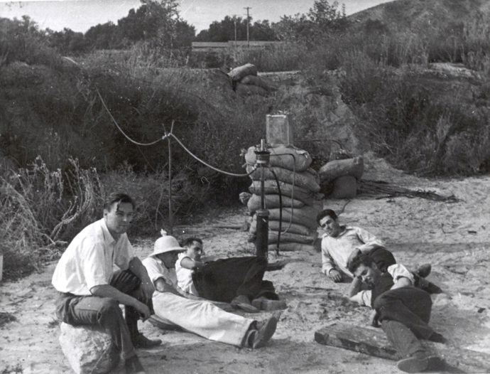 Členové skupiny GALCIT v Arroyo Seco, listopad 1936. Jack Parsons je na snímku úplně vpravo.
Členové skupiny GALCIT v Arroyo Seco, listopad 1936. Jack Parsons je na snímku úplně vpravo.