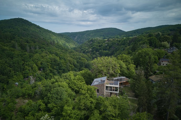 Projekt ukazuje, že moderní architektura nemusí být v rozporu s přírodou.
