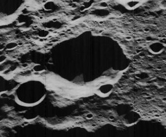 Mezinárodní astronomická unie pojmenovala tento kráter v roce 1972 po raketovém inženýrovi a okultistovi Jacku Parsonsovi. Jedná se o impaktní kráter na poškozené odvrácené straně Měsíce.
Mezinárodní astronomická unie pojmenovala tento kráter v roce 1972 po raketovém inženýrovi a okultistovi Jacku Parsonsovi. Jedná se o impaktní kráter na poškozené odvrácené straně Měsíce.