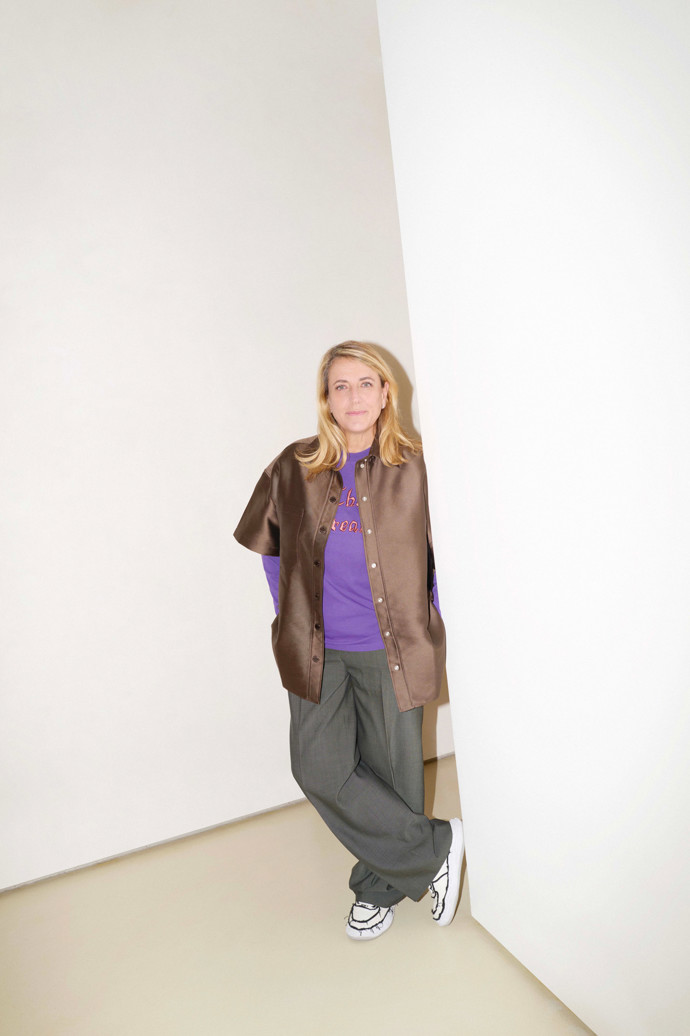 Patricia Urquiola, avětoznámá architektka a designérka převezme Cenu za celoživotní přínos a zároveň představí svou aktuální kolekci Insula vytvořenou pro značku Kettal. Modulární sedací systém, který modernizuje koncept tradičních arabských salónků, nabízí variabilní řešení pro společenská setkání i odpočinek. 
