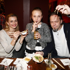 Malá Sofie s maminkou Ivanou a jejím tehdejším přítelem, zpěvákem Viktorem Dykem
