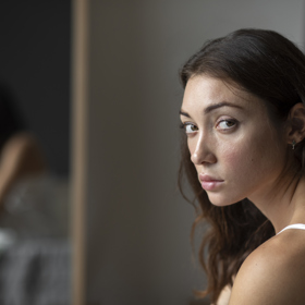 Paní Daniela neměla zrovna ideální dětství. Její máma víc pila než se o ni starala a nebylo to jednoduché. Když si našla nového přítele, dcera byla na druhé koleji. Prostě ji poslala pryč.
