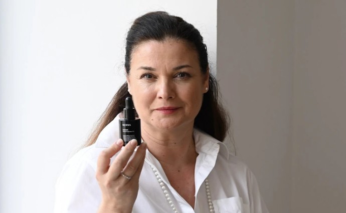 Členka souboru Národního divadla v Praze, Martina Preissová, má za sebou seriálovou i filmovou práci: Slunečná, Anatomie života, Rapl, Přešlapy, Křídla Vánoc a mnoho dalších snímků. Herečka v roce 2021 napsala svou prvotinu, soubor povídek ze života –  Jak jsem nebyla na lvech a jiné příhody. 

Martina Preissová je ambasadorkou značky Scens, se kterou je nadmíru spokojená. „Když jsem našla Scens, tak jsem našla i ideální řadu přípravků, kterou jsem začala používat. Scens mi vyhovuje, protože pečuje, čistí, vypíná, což už v mém věku je docela dobrý bonus, a hlavně neuvěřitelně krásně voní. Takže ji cítím od rána do večera nepřetržitě,“ říká herečka.
