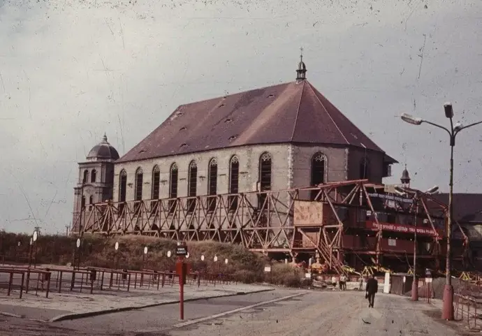 Kostel musel být zpevněný ze všech stran, aby nedošlo k porušení jeho statiky.
Kostel musel být zpevněný ze všech stran, aby nedošlo k porušení jeho statiky.