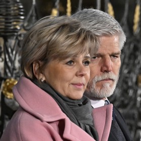 Eva Pavlová ještě v době, kdy nebyla první dámou, v lednu 2022. Zálibu ve vlněných kabátech a jemných barvách měla už tenkrát.  

