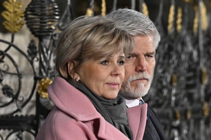 Eva Pavlová ještě v době, kdy nebyla první dámou, v lednu 2022. Zálibu ve vlněných kabátech a jemných barvách měla už tenkrát.  
