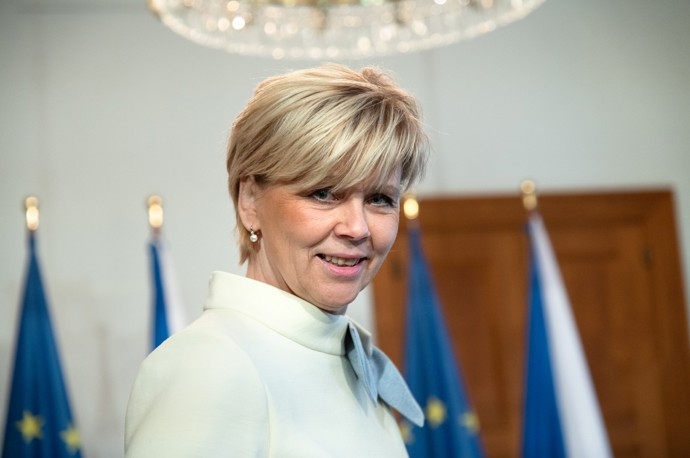 Elegantní Eva Pavlová halenky s oblibou doplňuje různými šátky, tentokrát sáhla po jednoduché mašli.
