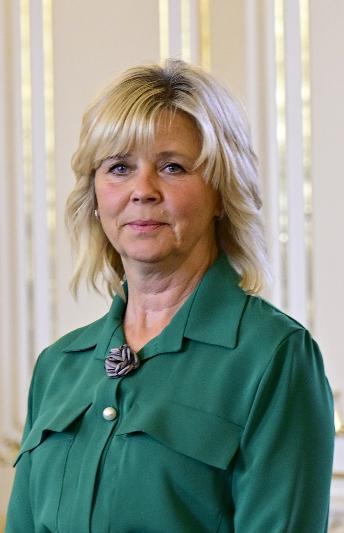 Místo šperků zvolila Eva Pavlová opět zajímavou brož, kterou doplnila zelené košilové šaty.
