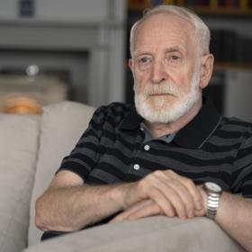 Ponižuje ho. Veřejně, přede všemi lidmi. A jemu je to velmi, opravdu velmi nepříjemné. Cítí se kvůli tomu méněcenný. Zejména proto, že se snaží pomáhat a rozhodně nic nedělá špatně. Jenže neví, jak to vlastně řešit.
