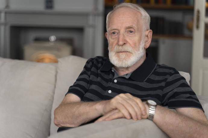Ponižuje ho. Veřejně, přede všemi lidmi. A jemu je to velmi, opravdu velmi nepříjemné. Cítí se kvůli tomu méněcenný. Zejména proto, že se snaží pomáhat a rozhodně nic nedělá špatně. Jenže neví, jak to vlastně řešit.
Ponižuje ho. Veřejně, přede všemi lidmi. A jemu je to velmi, opravdu velmi nepříjemné. Cítí se kvůli tomu méněcenný. Zejména proto, že se snaží pomáhat a rozhodně nic nedělá špatně. Jenže neví, jak to vlastně řešit.