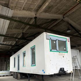 Za projektem SEFR Home nestojí developerská skupina ani velká korporace, ale rodina a skupina přátel, kteří se rozhodli proměnit zdánlivě absurdní myšlenku, přestavět chladírenské návěsy na domy, v realitu. 
