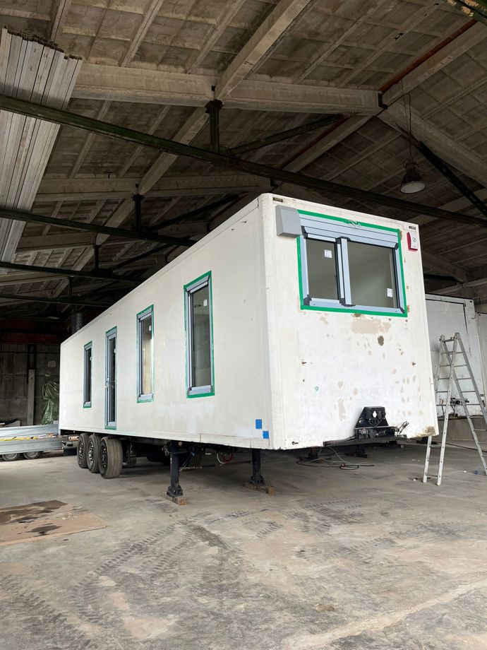 Za projektem SEFR Home nestojí developerská skupina ani velká korporace, ale rodina a skupina přátel, kteří se rozhodli proměnit zdánlivě absurdní myšlenku, přestavět chladírenské návěsy na domy, v realitu. 
