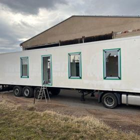 Za nápadem stojí rodinná firma z Bohuňovic, která dokázala spojit ekologii, dostupnost a design. Výsledek? Malé, ale plnohodnotné domovy, které vrací lidem možnost žít důstojně bez hypotéky a bez zbytečné byrokracie.
