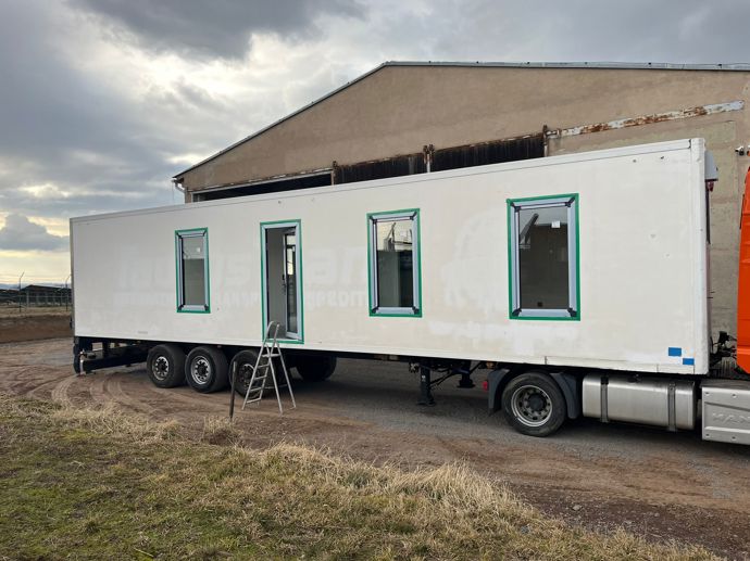Za nápadem stojí rodinná firma z Bohuňovic, která dokázala spojit ekologii, dostupnost a design. Výsledek? Malé, ale plnohodnotné domovy, které vrací lidem možnost žít důstojně bez hypotéky a bez zbytečné byrokracie.
