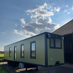 Bydlení, které vzniklo z odvahy, nápadu a touhy po svobodě. Tak by se dal popsat projekt SEFR Home, který mění chladírenské návěsy na plnohodnotné domy.
