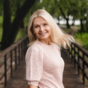 Dlouhé blond vlasy jsou velmi populární. Vzdávat se jich rozhodně nemusíte ani po 50.
