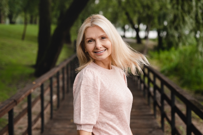 Dlouhé blond vlasy jsou velmi populární. Vzdávat se jich rozhodně nemusíte ani po 50.

