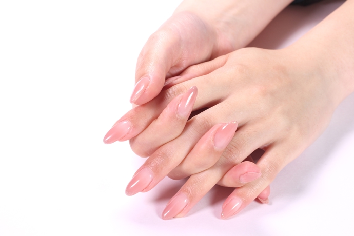 Japanese Nails nemusí být vždy plné ozdob. Populární jsou i jednoduché nehty s vysokým leskem, které rukám dodávají mladistvý a svěží vzhled. 
