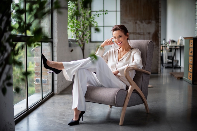 Elegance, ženskost a styl. I jednoduché modely mohou vytvořit zajímavý a elegantní outfit, který hravě překoná krátkodobé výstřelky. 
