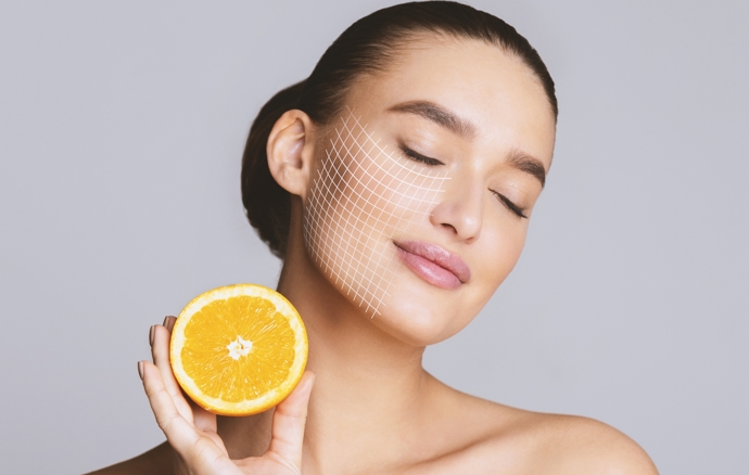 Vitamín C pomáhá pleť vypnout, rozjasnit a sjednotit její tón. Denní krémy s vitamínem C jsou ideální pro zralou pleť. 
