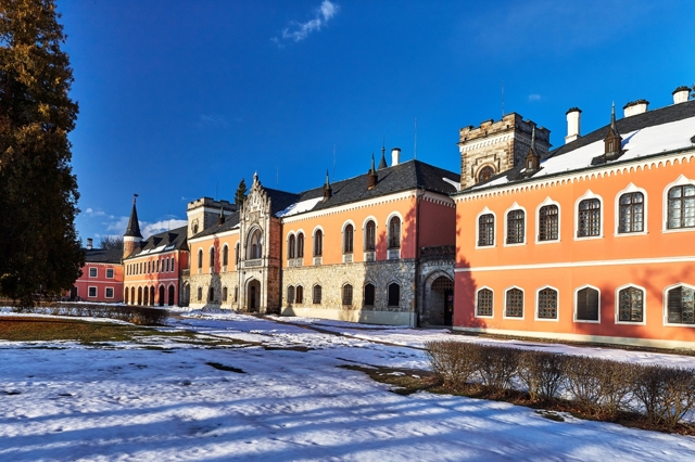  Prohlédněte si nejromantičtější zámek Českého ráje: Sychrov vás vtáhne do pohádkového světa