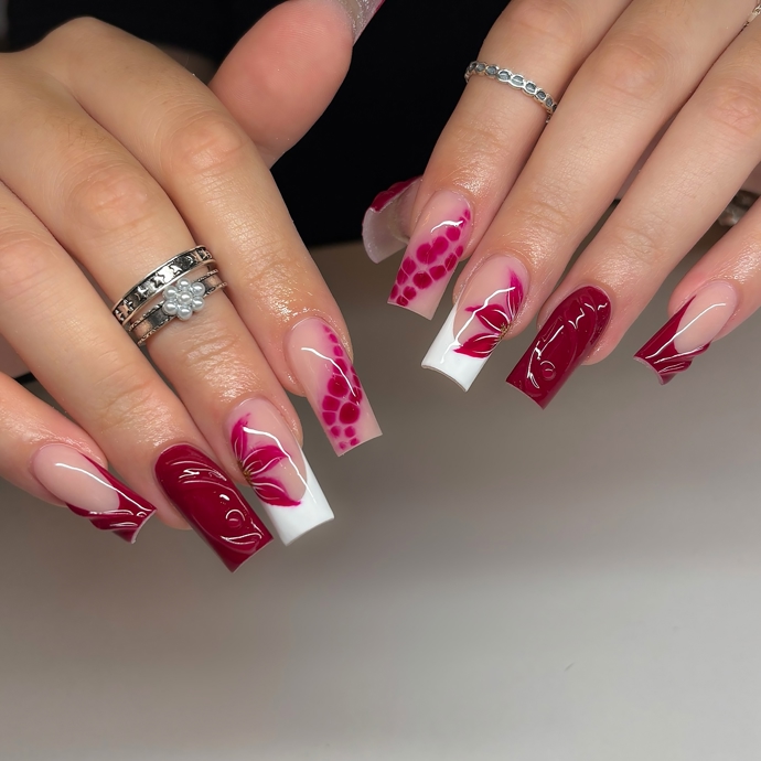Vzory, květiny a vysoký lesk k japonsky laděným nail designům jednoznačně patří. 

