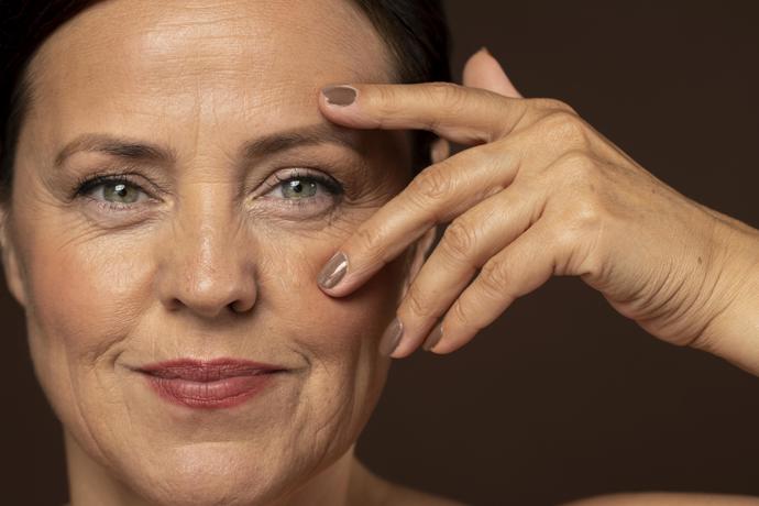 Oční vrásky jsou po 50 naprosto přirozené. Pokud však pleti chcete vrátit mladistvý vzhled, stačí používat oční anti-age krémy, které příznaky stárnutí mohou významně zpomalit. 
