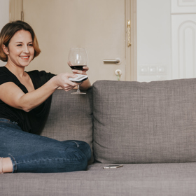 Paní Jaroslava má však pochybnosti. Bojí se. Má totiž pocit, že její dcera pije alkohol. A to v době, kdy se stará o své dítě. A ne, že si dá skleničku večer s manželem.
