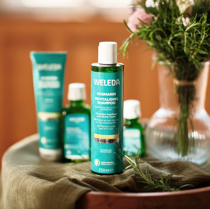Revitalizační šampon Weleda Rosemary nabízí vašim vlasům přirozenou péči inspirovanou léčivou sílou přírody. Obsahuje aktivní přírodní složky, které pomáhají regenerovat vlasové vlákno a podporují jeho zdravý vzhled. Perfektní volba pro všechny, kdo hledají péči bez syntetických látek a s respektem k přírodě. Přirozená vůně rozmarýnu navíc potěší smysly a dodá vlasům svěží pocit. 259 Kč
