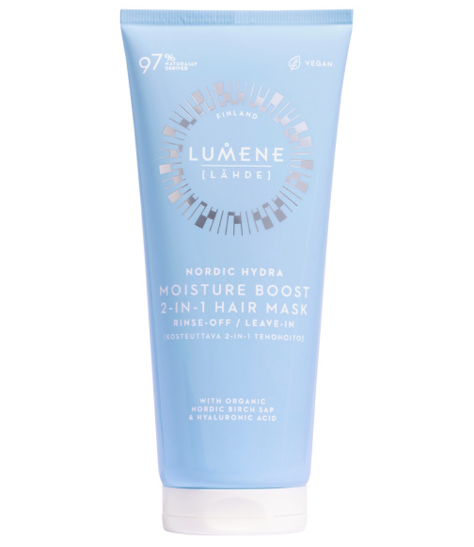 Maska Lumene Moisture Boost je bohatá na kyselinu hyaluronovu a organickou březovou mízu, která je cenným zdrojem minerálů a proteinů pro péči o suché a poškozené vlasy. Pokožka je vyživená a potlačuje padání vlasů. 389 Kč
